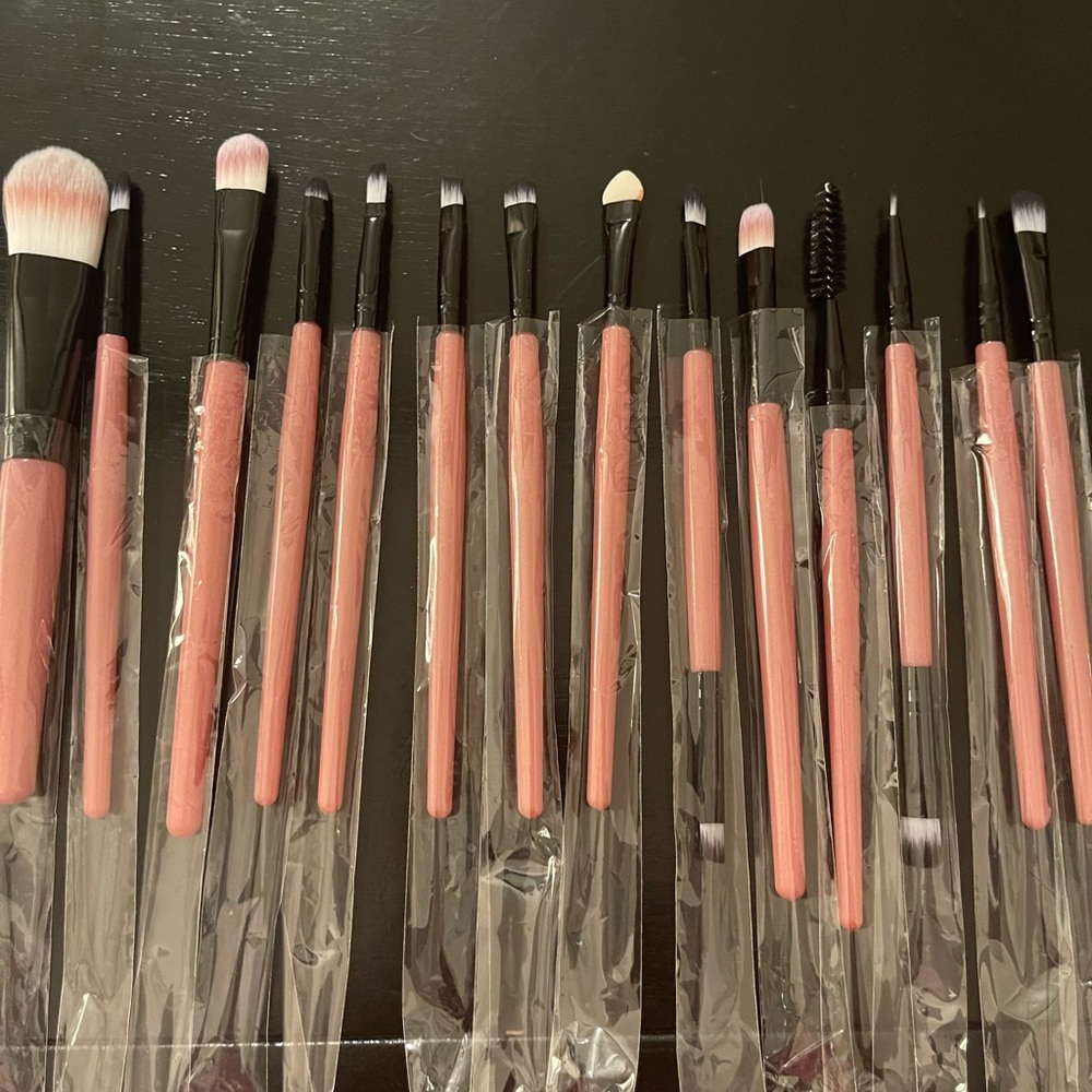 Set of 14 make up brushes